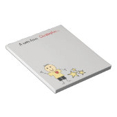 Kleinkinder kleiner, grau-gelber Knabe mit Namen Notizblock (angewinkelt)