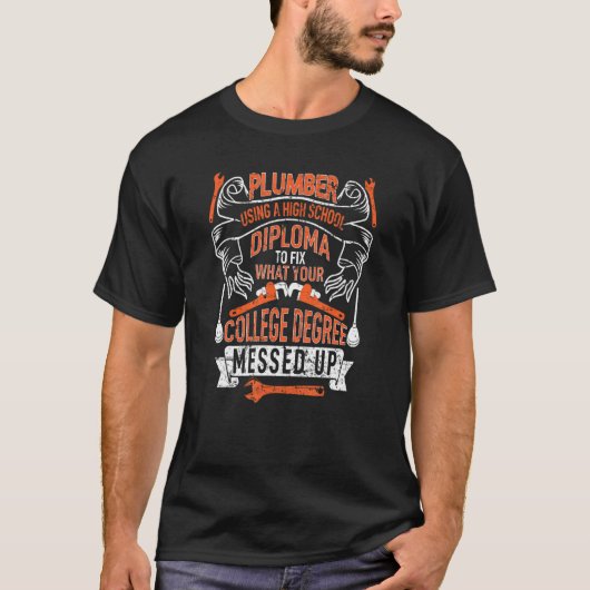 Klempner mit einem Diplomstudium T-Shirt (Vorderseite)