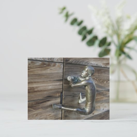 Klettern Man Door Knob Postkarte (Stehend Vorderseite)