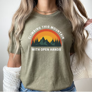 Klettern Sie diesen Berg mit offenen Händen Christ T-Shirt