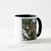 Kletternde Löwin des Baums (Panthera Löwe), Tasse (VorderseiteRechts)