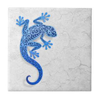 Kletternder blauer Gecko auf einer weißen Wand Fliese