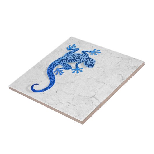 Kletternder blauer Gecko auf einer weißen Wand Fliese (Seite)