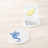 Kletternder blauer Gecko auf einer weißen Wand Getränkeuntersetzer (Seite)