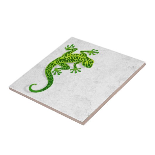 Kletternder grüner Gecko auf einer weißen Wand Fliese (Seite)