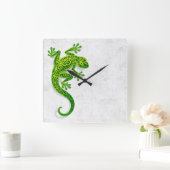 Kletternder grüner Gecko auf einer weißen Wand Quadratische Wanduhr (Zuhause)