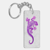 Kletternder lila Gecko auf einer weißen Wand Schlüsselanhänger (Vorderseite links)