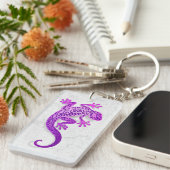 Kletternder lila Gecko auf einer weißen Wand Schlüsselanhänger (Vorderseite rechts)