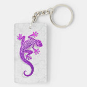 Kletternder lila Gecko auf einer weißen Wand Schlüsselanhänger (Rückseite)