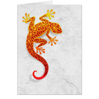 Kletternder roter Gecko auf einer weißen Wand