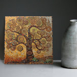 Klimt Golden Tree Abstraktes Jugendstil Fliese<br><div class="desc">Diese atemberaubende Keramik zeigt einen abstrakten Baum des Lebens, inspiriert von Gustav Klimts "goldener Phase". Klimt war fasziniert von byzantinischen Mosaiken und entwickelte seine eigene Mosaiktechnik mit Blattgold und hellen Farben. Dieses Kunstwerk würdigt Klimts innovative Mosaik-Herangehensweise und zeigt die opulente Schönheit seines Stils. Bringen Sie Ihrer Wohngestaltung eine Touch von...</div>