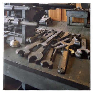 Klinge und Öldose im Maschinenladen Fliese