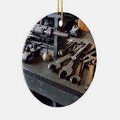 Klinge und Öldose im Maschinenladen Keramik Ornament (Rechts)