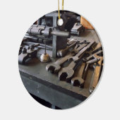 Klinge und Öldose im Maschinenladen Keramik Ornament (Links)