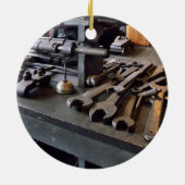 Klinge und Öldose im Maschinenladen Keramik Ornament (Hinten)