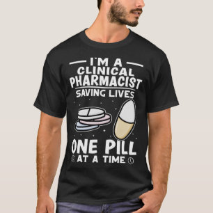 Klinischer Apotheker, der eine Tablette bei einem T-Shirt