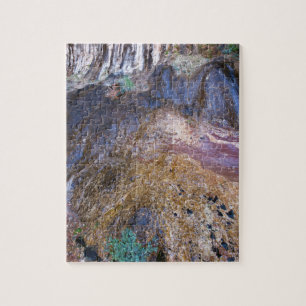 Klippen-Gesicht mit Wasserfall-und Puzzle