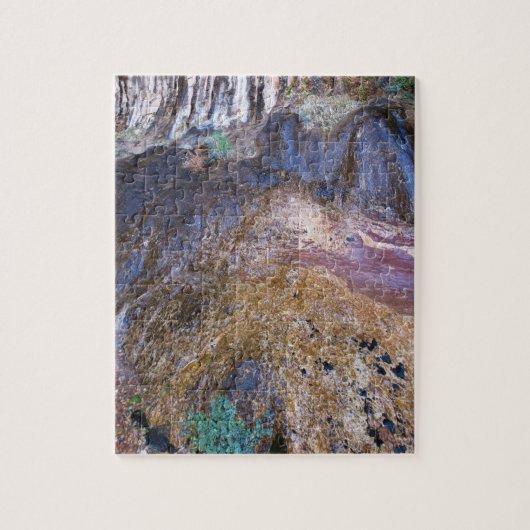 Klippen-Gesicht mit Wasserfall-und Puzzle (Vertikal)