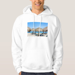 Klubsessel und Thatch-Regenschirme auf Strand Hoodie