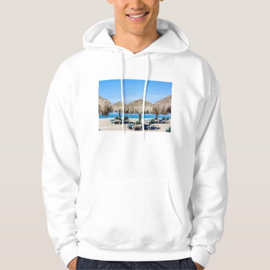 Klubsessel und Thatch-Regenschirme auf Strand Hoodie (Vorderseite)