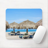 Klubsessel und Thatch-Regenschirme auf Strand Mousepad (Mit Mouse)