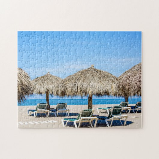Klubsessel und Thatch-Regenschirme auf Strand Puzzle (Horizontal)