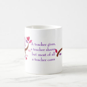 Kluge Eule, die ein Lehrer sich interessiert Kaffeetasse