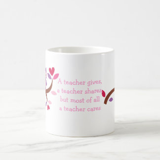 Kluge Eule, die ein Lehrer sich interessiert Kaffeetasse