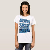 Knackige blaue SASSY 3D-Textkunst T-Shirt (Vorne ganz)
