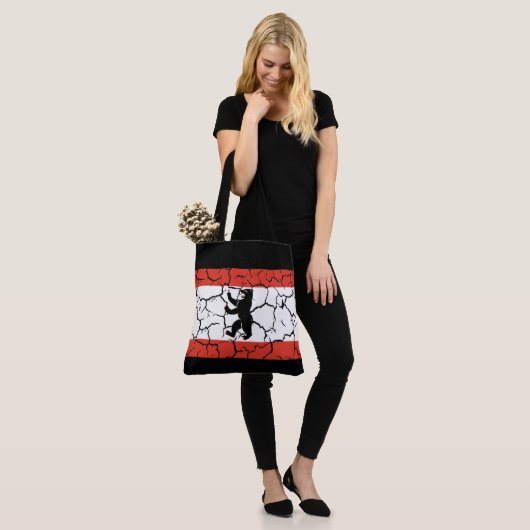 Knackige Flagge Berlins Tasche (Am Model)