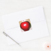 Knackiger roter Apfel Quadratischer Aufkleber (Umschlag)