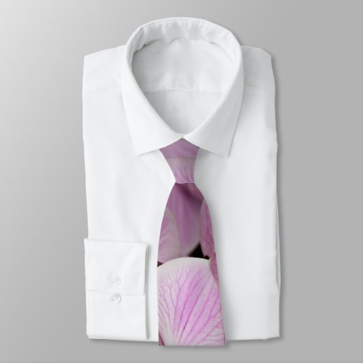 Knallende rosa Orchideen auf einem schwarzen Krawatte (Gebunden)