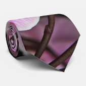 Knallende rosa Orchideen auf einem schwarzen Krawatte (Gerollt)