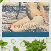 Kneeling Blonde Bikini Modell Thunder_Cove Geschirrtuch (Gefaltet)