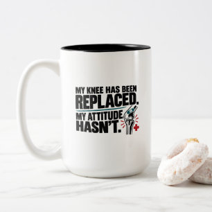 Knieoperation Humor Mein Knie wurde ersetzt Zweifarbige Tasse