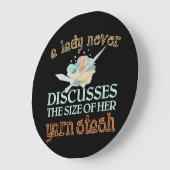 Knitting Crocheting Lady Never Discusses Size Große Wanduhr (Winkel)