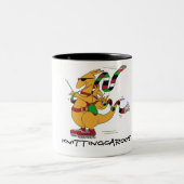 Knittinggaroos Rollerblading Zweifarbige Tasse (Mittel)