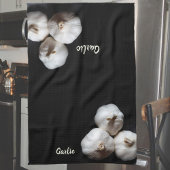 Knoblauchzehe dramatische Weiß auf schwarz Geschirrtuch