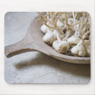 Knoblauchzwiebeln in einer Schale Mousepad
