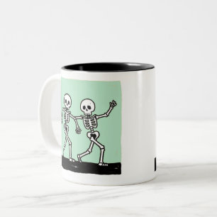 Knochen, um an Halloween wild zu sein, lustiger ta Zweifarbige Tasse