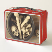 Knochenstall. Metall Brotdose (Rückseite)