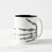 Knöcherne Hände Zweifarbige Tasse (VorderseiteRechts)