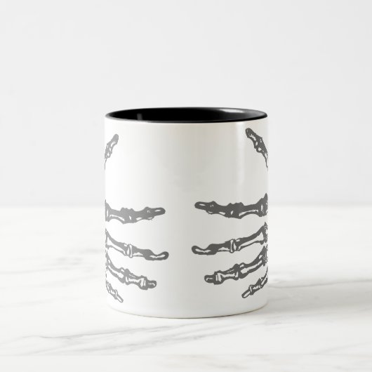 Knöcherne Hände Zweifarbige Tasse (Mittel)