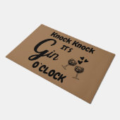 Knock Knock It's Gin o`clock Fußmatte (Schrägansicht)