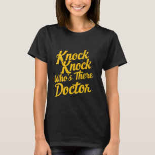 Knock Knock Wer ist Arzt? T-Shirt