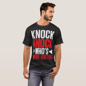 Knock Knock Wer ist Arzt? T-Shirt (Vorne ganz)