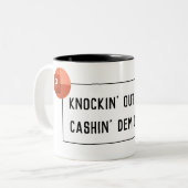 Knockin' Out Decks; Kaschin' Dem Karo Zweifarbige Tasse (Vorderseite Links)