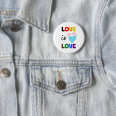 Knopf mit "LIEBE IST LIEBE"-Aufschrift Button (Beispiel)