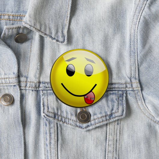 Knopf "Piercing Tongue Face Funny" Button (Beispiel)