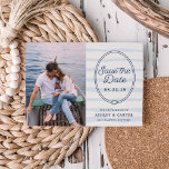 Knotted | Nautische Save the Date-Foto-Karte Save The Date<br><div class="desc">Verkünden Sie Ihre Hochzeit mit Familie und Freunden mit diesen Küsten-Chic speichern Sie die Dattelkarten in den Schattierungen der Marine und hellblau. Das Design zeigt Ihr Lieblings-Foto neben einem geknoteten nautischen Seil-Oval mit "Save the Date" und Ihren Hochzeitsdetails im Inneren. Ein blau gestreifter Hintergrund rundet das Aussehen ab. Karten kehren...</div>